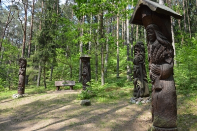 statujas Baltu dievīb parkā