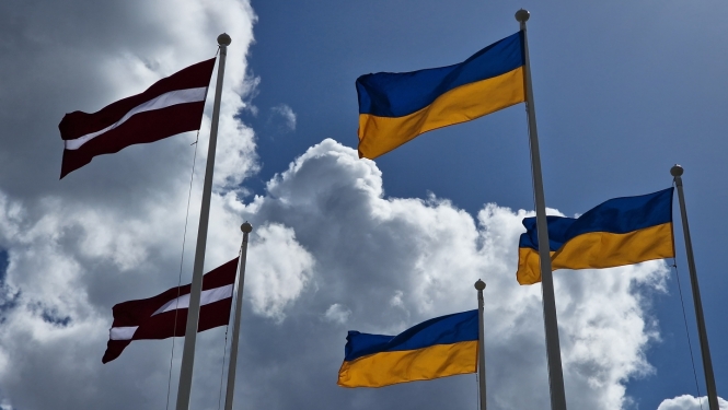karogi - Lavtijas un Ukrainas