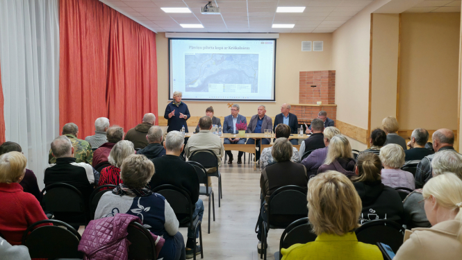 cilvēki klausās vadībā