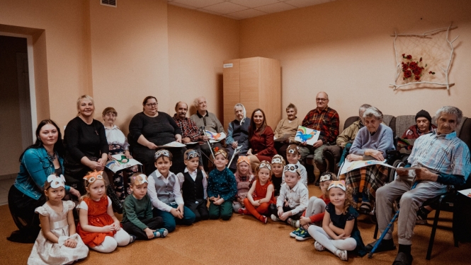 bērni kopā ar pansionāta iemītniekiem