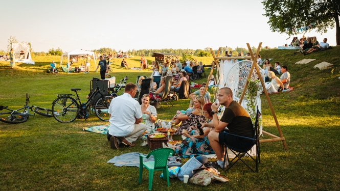 Cilvēki pikniko Pļaviņās