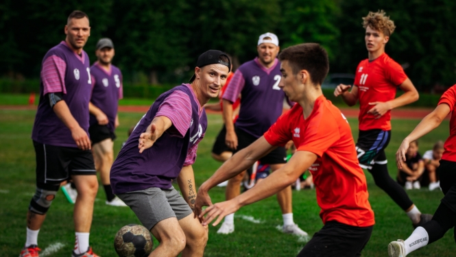 komandas spēlē futbolu