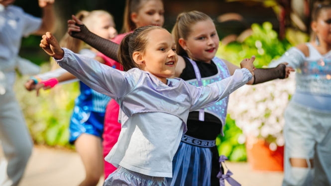 bērni uzstājas ar priekšnesumu