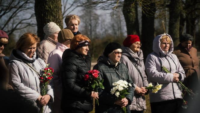 Cilvēki sapulcējušies piemiņas pasākumā