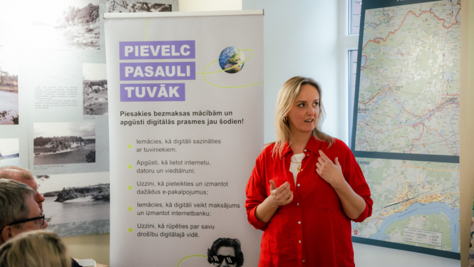 sieviete prezentē