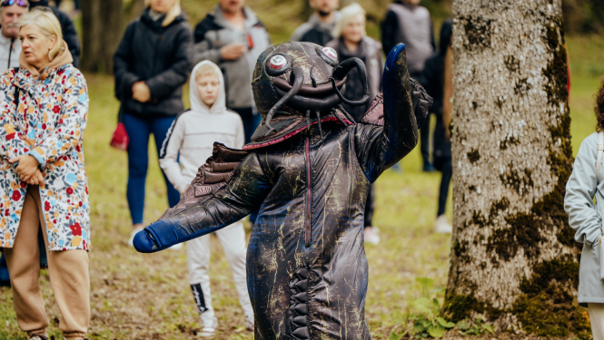 Sams ar cilvēkiem apkārt