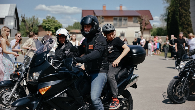 motociklisti izvizina bērnus