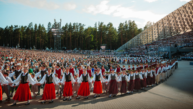 svēktu dalībnieki uzstājas