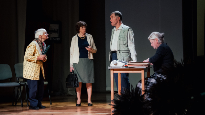 cilvēki rāda izrādi