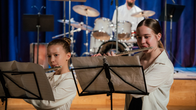 meitenes spēlē pūšaminstrumentus