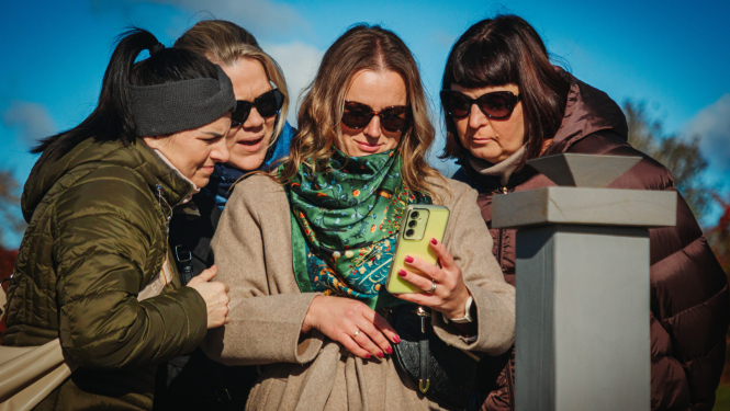 cilvēki skatās telefonā