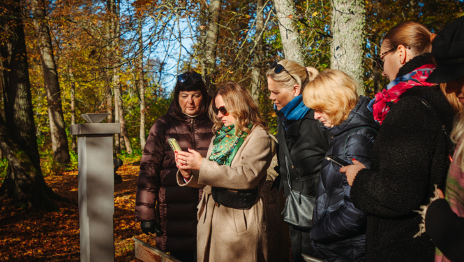 cilvēki skenē QR kodus