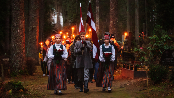 cilvēki piedalās gājienā