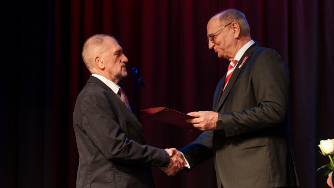 vīrieši paspiež roku