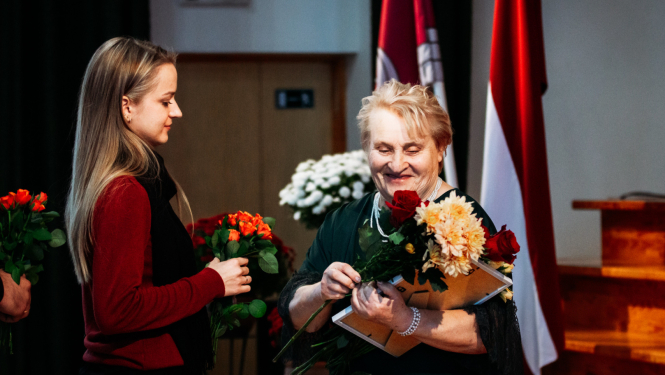 sievietei tiek sniegti ziedi