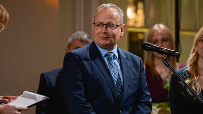 vīrietis tiek apbalvots