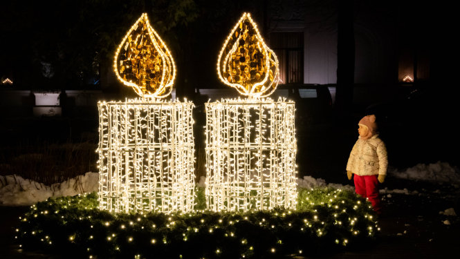 mazs bērns skatās uz gaismiņām