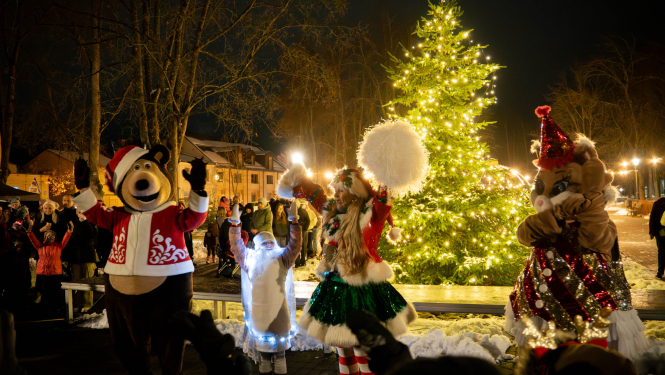 Jaunjelgavā tiek iedegta Ziemassvētku egle