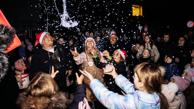 cilvēki priecājās un ķer lapiņas