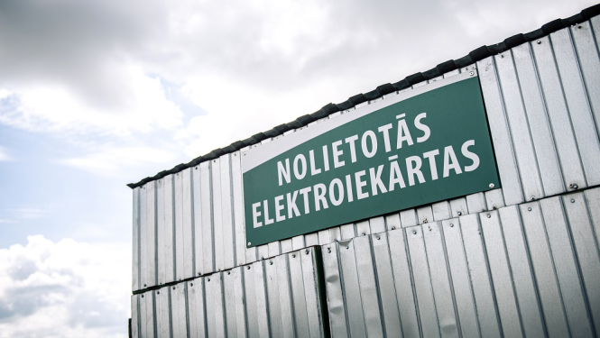 Ēka ar uzrakstu "nolietotās elektroiekārtas" 