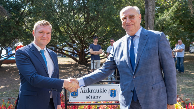 vīrieši paspiež roku