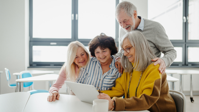 sniori skatās planšete