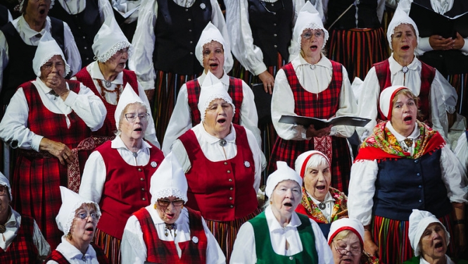 Kokneses senioru koris “Alaine” dzied koncertā Rīgas cirkā