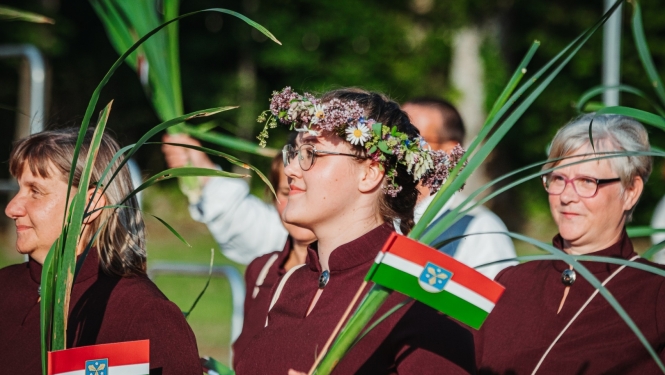 svēl=tku gājienā ar Sēlijas karodziņiem