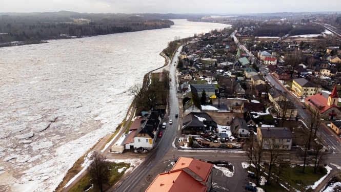 Daugavas iela un Daugava