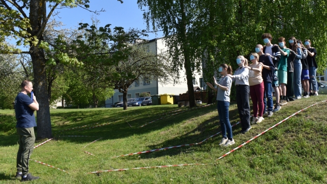 aizsietām acīm jaunieši iet lejā no kalna