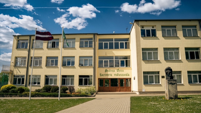 Skrīveru vidusskola saņem cildinājuma rakstu