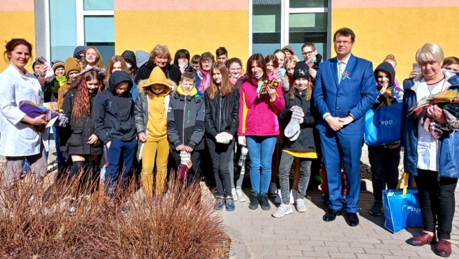 Bērni ziedo zeķes, cimdus Ukrainas valstpiederīgajiem