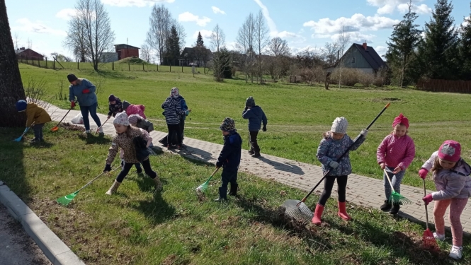 Skrīveru bērnudārza "Sprīdītis" saime piedalās talkā
