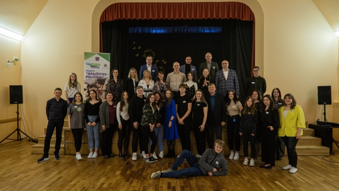 Jaunieši brīvā atmosfērā diskutē ar politiķiem
