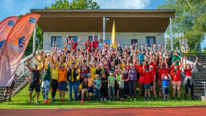 sportisti lēcienā