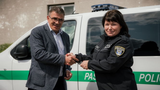 Andris Zālīts un Anita Ozola pie policijas auto