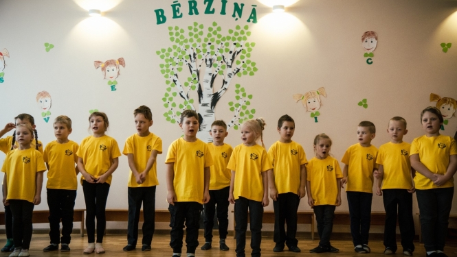 bērni koncertā