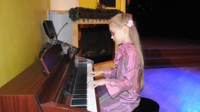 TALANTĪGA. Zane Dubinska starptautiskajā jauno pianistu konkursā “Ziemassvētku zvaigznes” ieguva pirmās pakāpes diplomu
