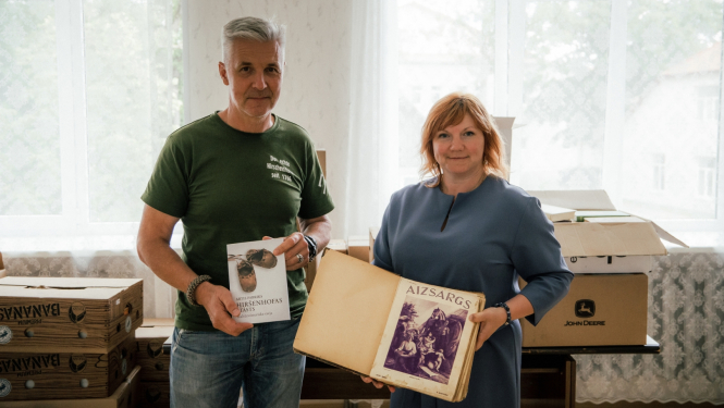 artis pabriks kopā ar Iršu muzeja darbinieci