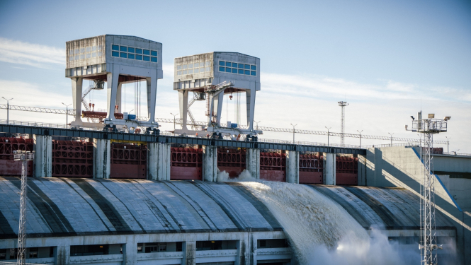 Pļaviņu HES atver aizvarus