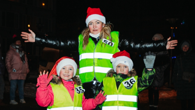 bērni rūķu cepurēs