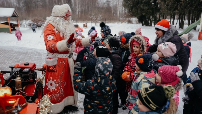 salatētis sasveicinās ar bērniem