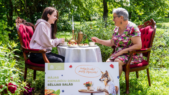 cilvēki pusdieno pie galda