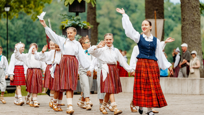 cilvēki piedalās gājienā