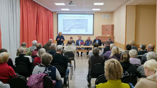 cilvēki klausās vadībā