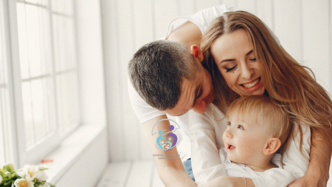 laimīgs pāris ar bērnu