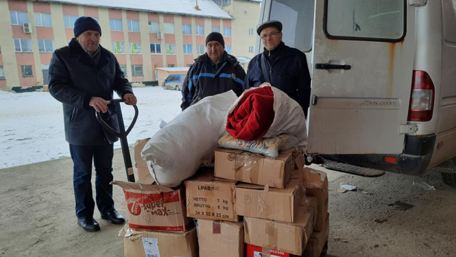 ziedojumu pakas ieveto automašīnā