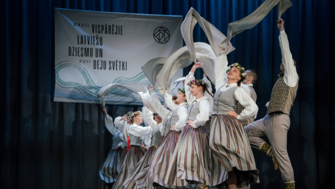 taitas deju kolektīvs dejo uz skatuves