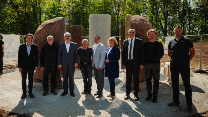 amatpersonas pie akmens