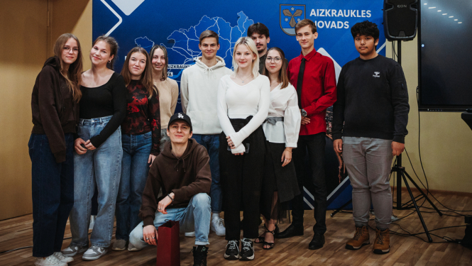 junieši kopa ar Niklāvu Mičuli